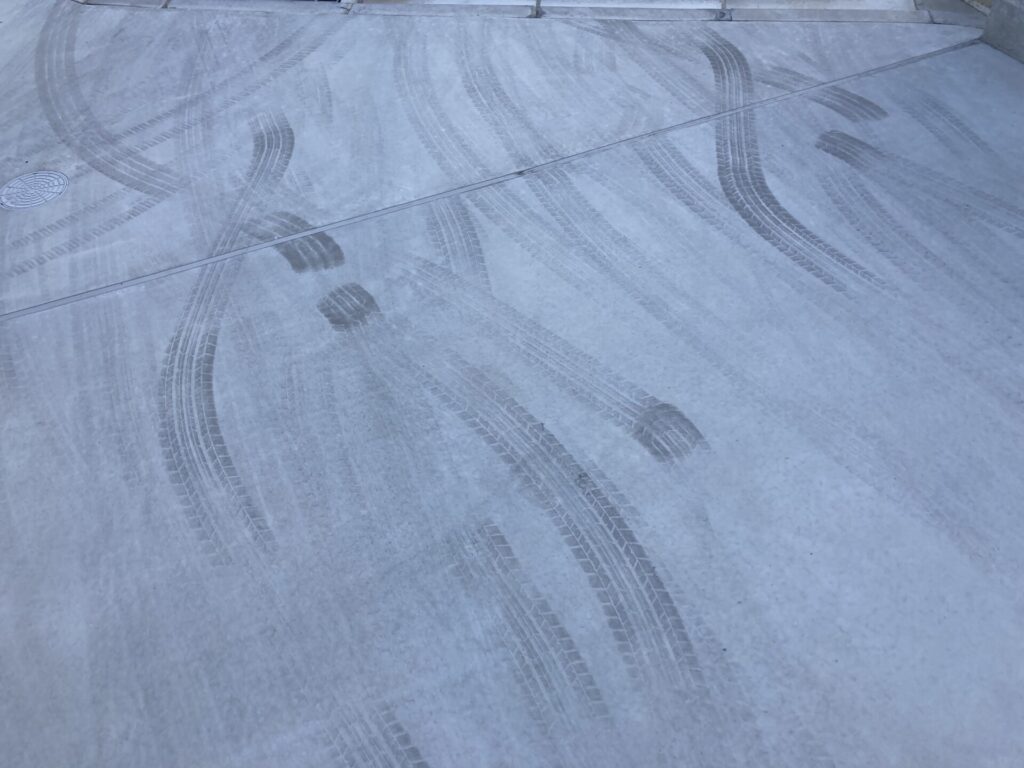 和太家の駐車場間口のタイヤ痕が目立つ土間コンクリート