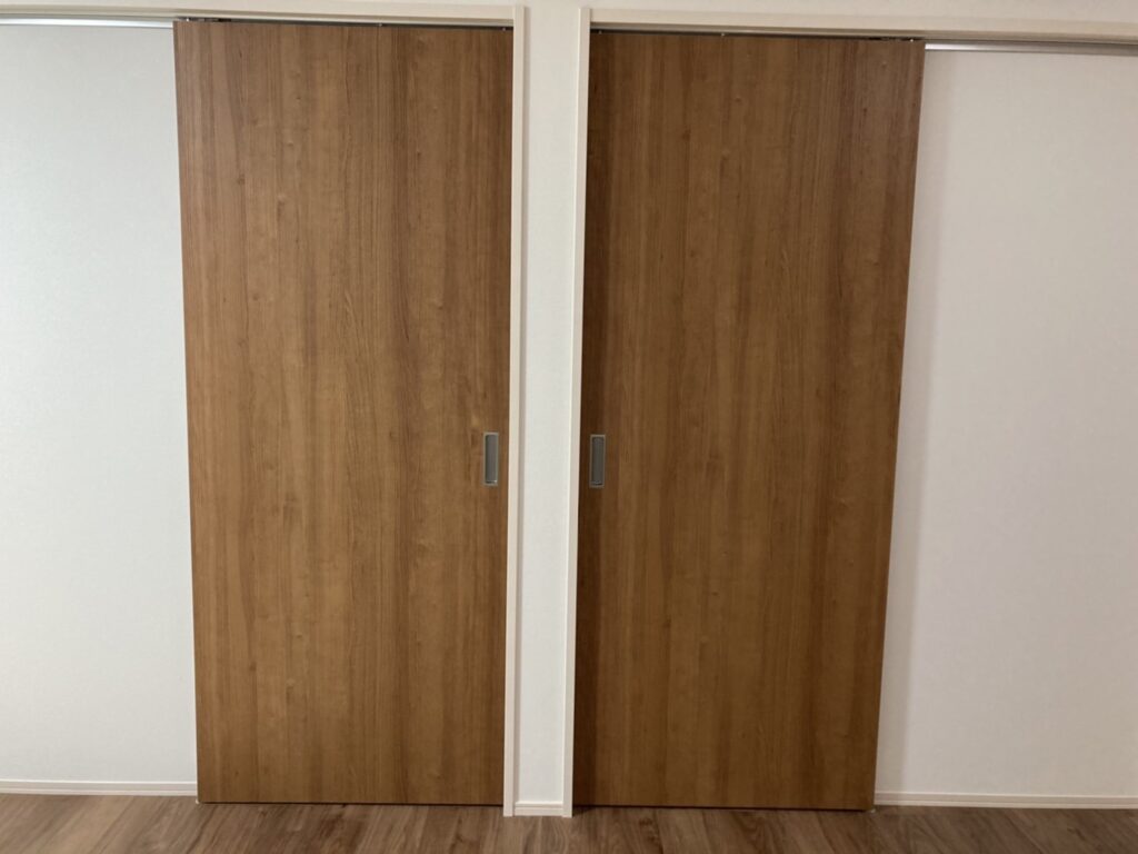 子ども部屋入口にある二つの扉