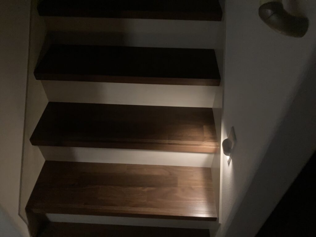 1階階段側の足元灯