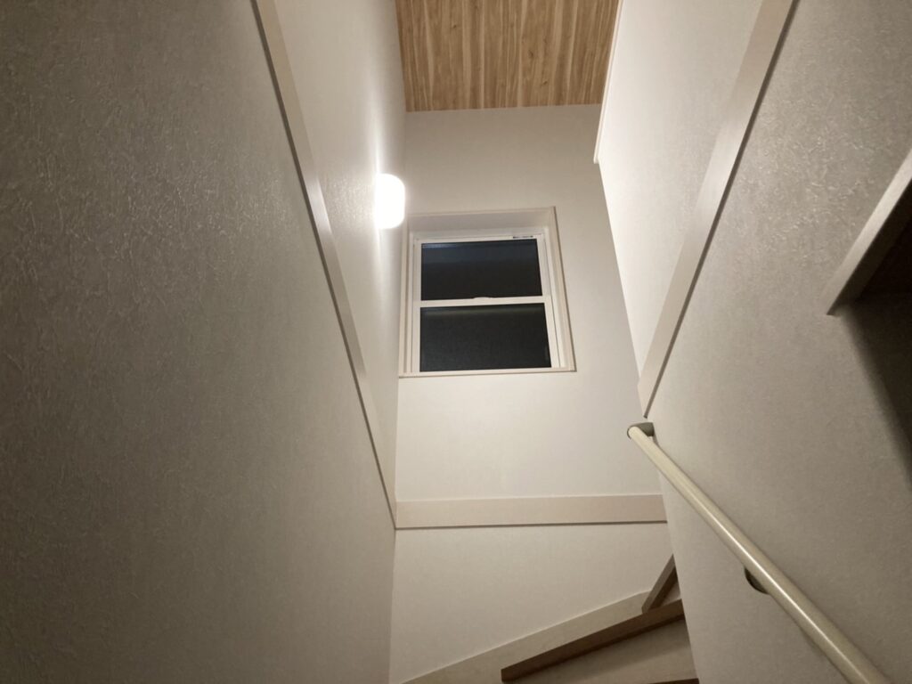 階段のブラケット照明