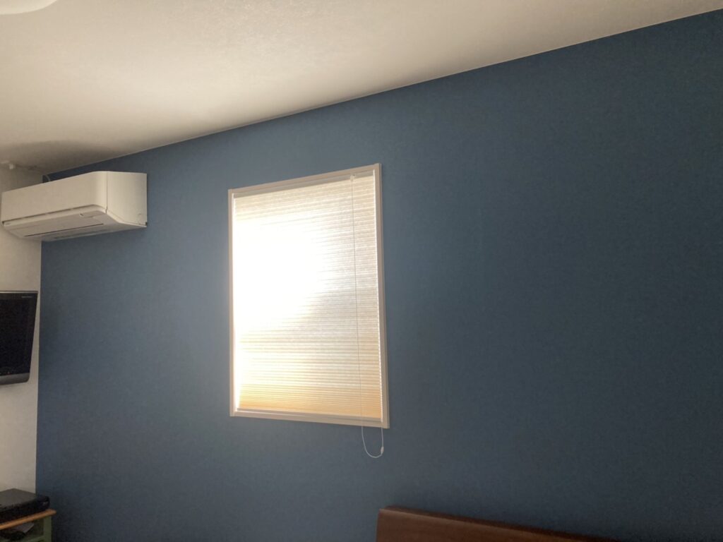 朝の光が入る寝室のハニカムスクリーン