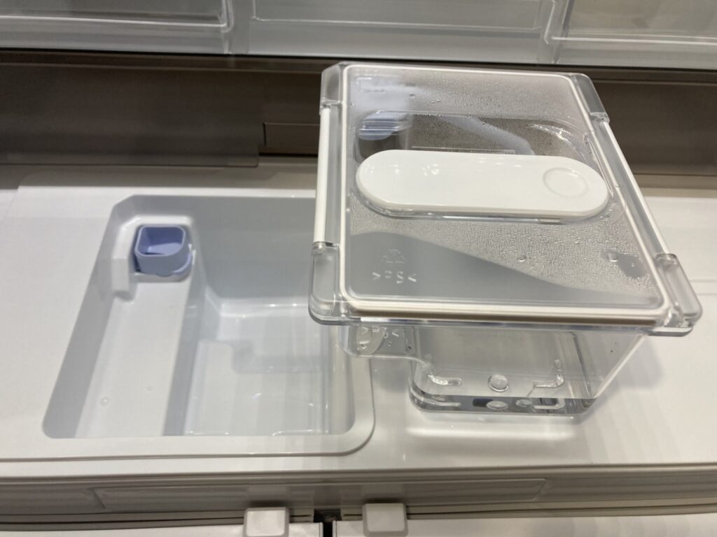 冷蔵庫にある埋め込み式の製氷給水タンク